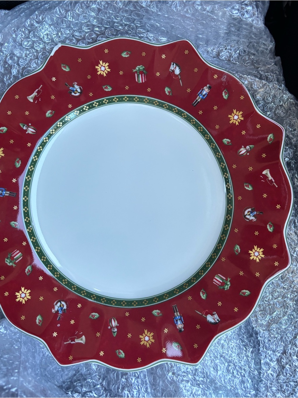 Villeroy & Boch Red & Green Scalloped Holiday Dinner Plate